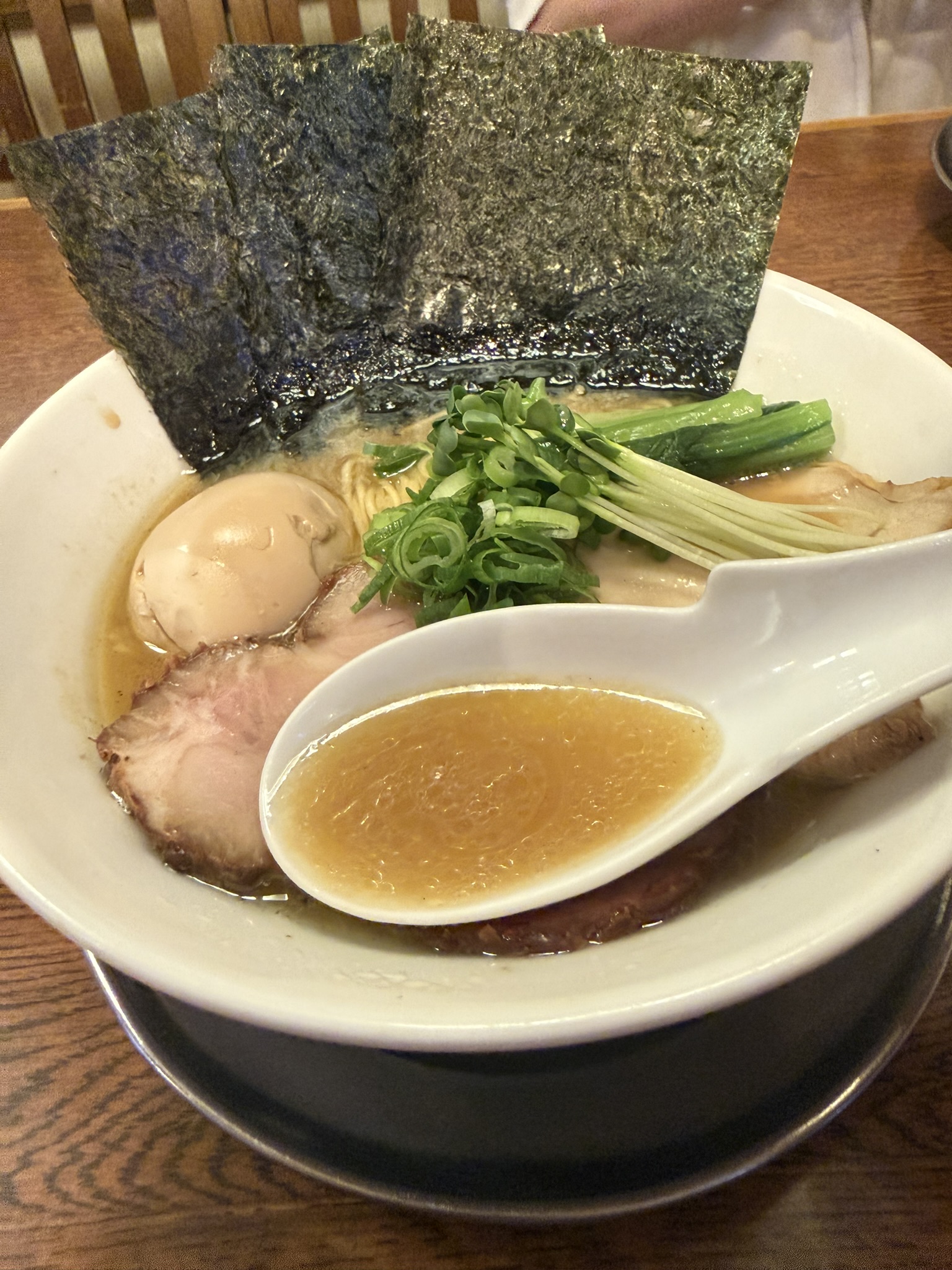 麺家 香暖の鯛白湯スープをレンゲですくった様子