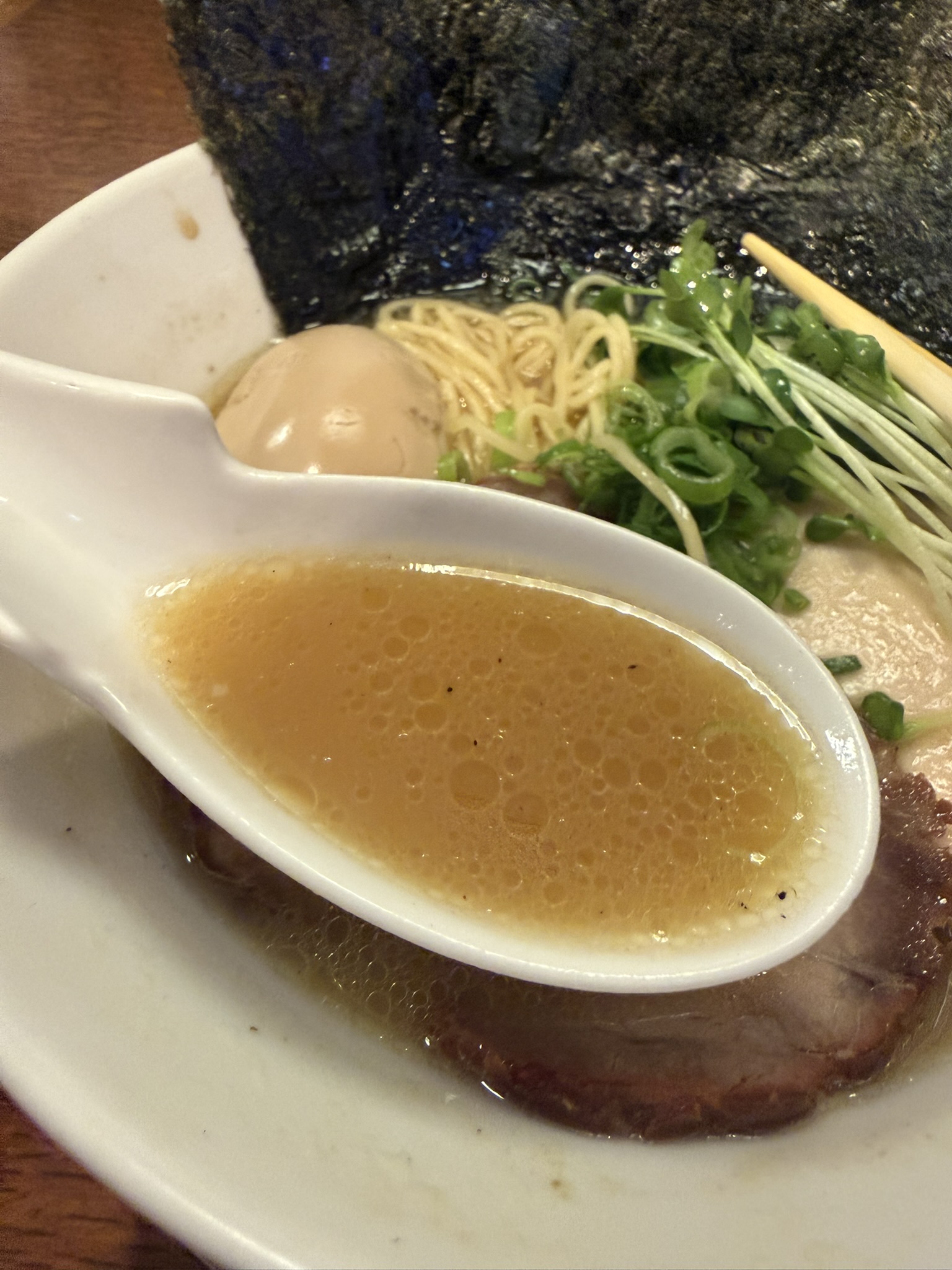 麺家 香暖の鯛白湯スープのアップ
