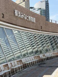 横浜みなと博物館付近のベンチ